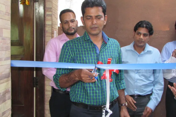 Ribbon cutting at the opening of the first branch in Colombo
